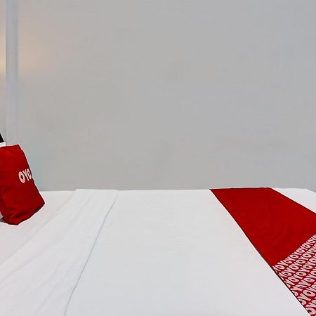 Oyo 91599 Penginapan Mutiara Madiun Extérieur photo