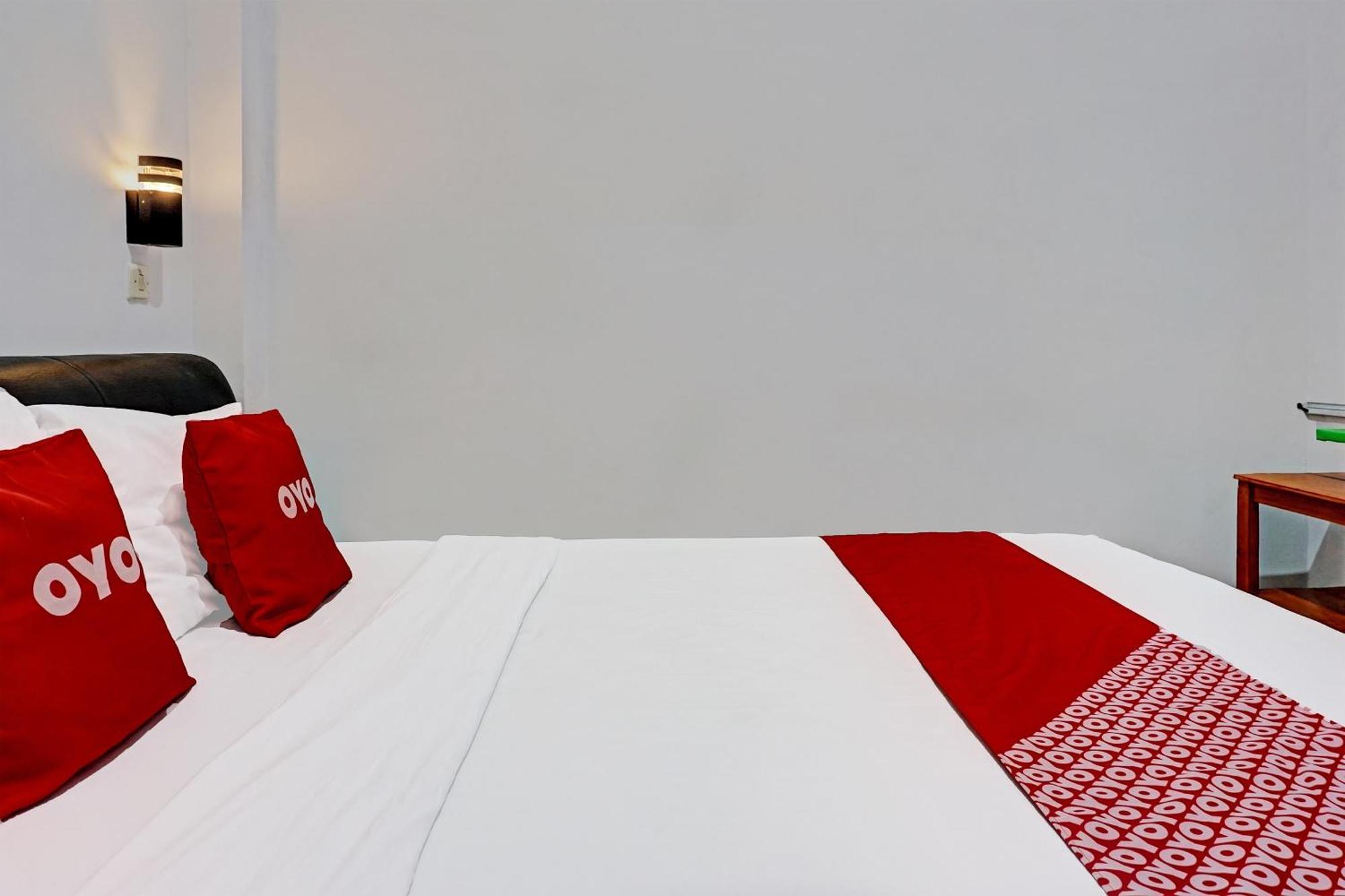 Oyo 91599 Penginapan Mutiara Madiun Extérieur photo