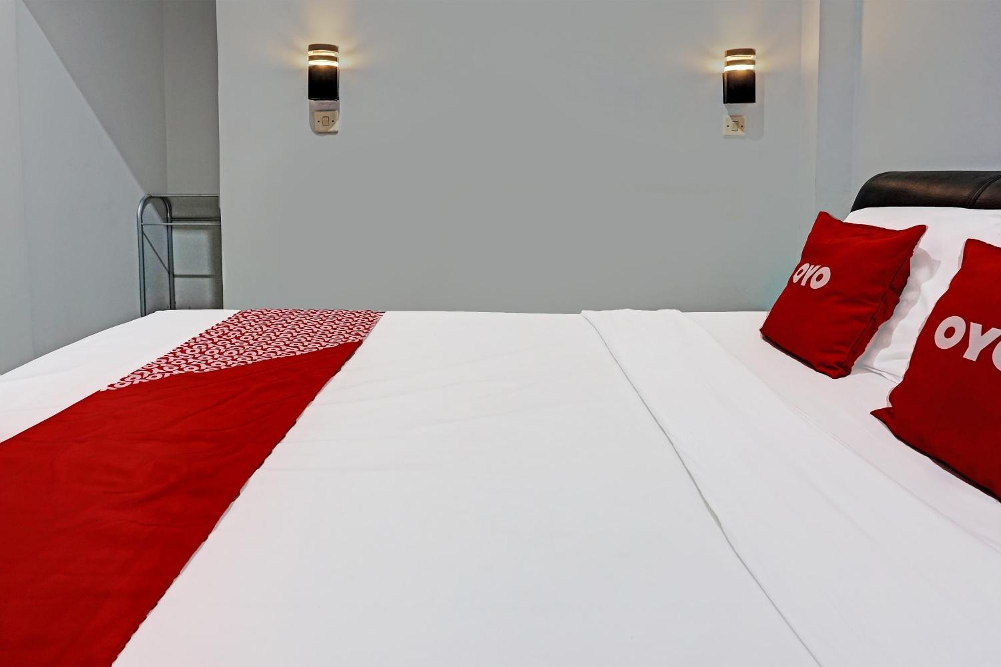 Oyo 91599 Penginapan Mutiara Madiun Extérieur photo