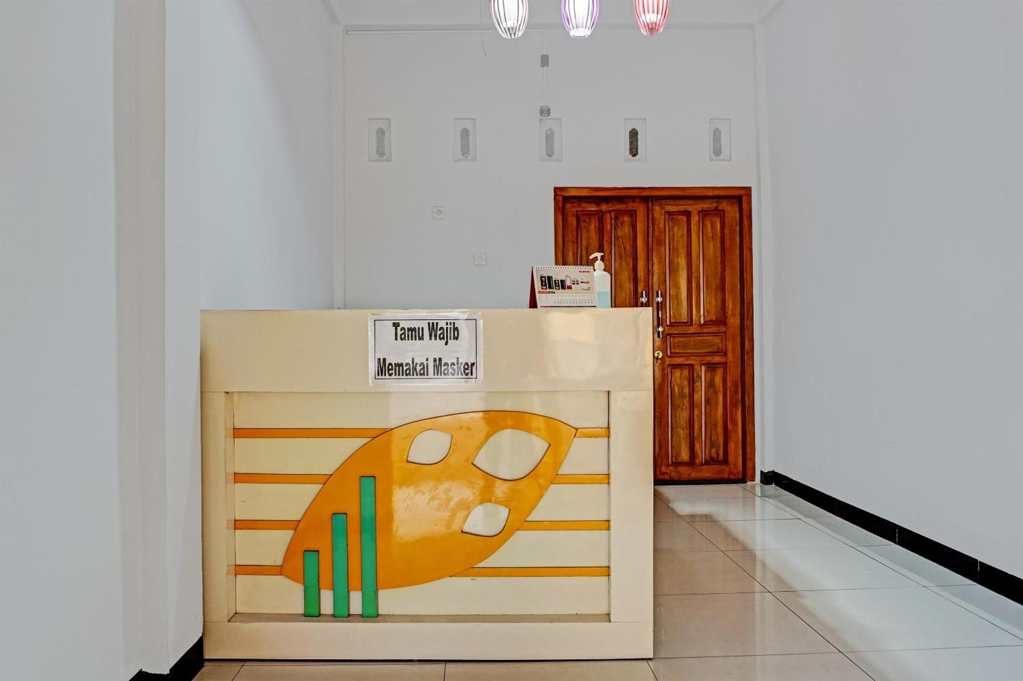 Oyo 91599 Penginapan Mutiara Madiun Extérieur photo