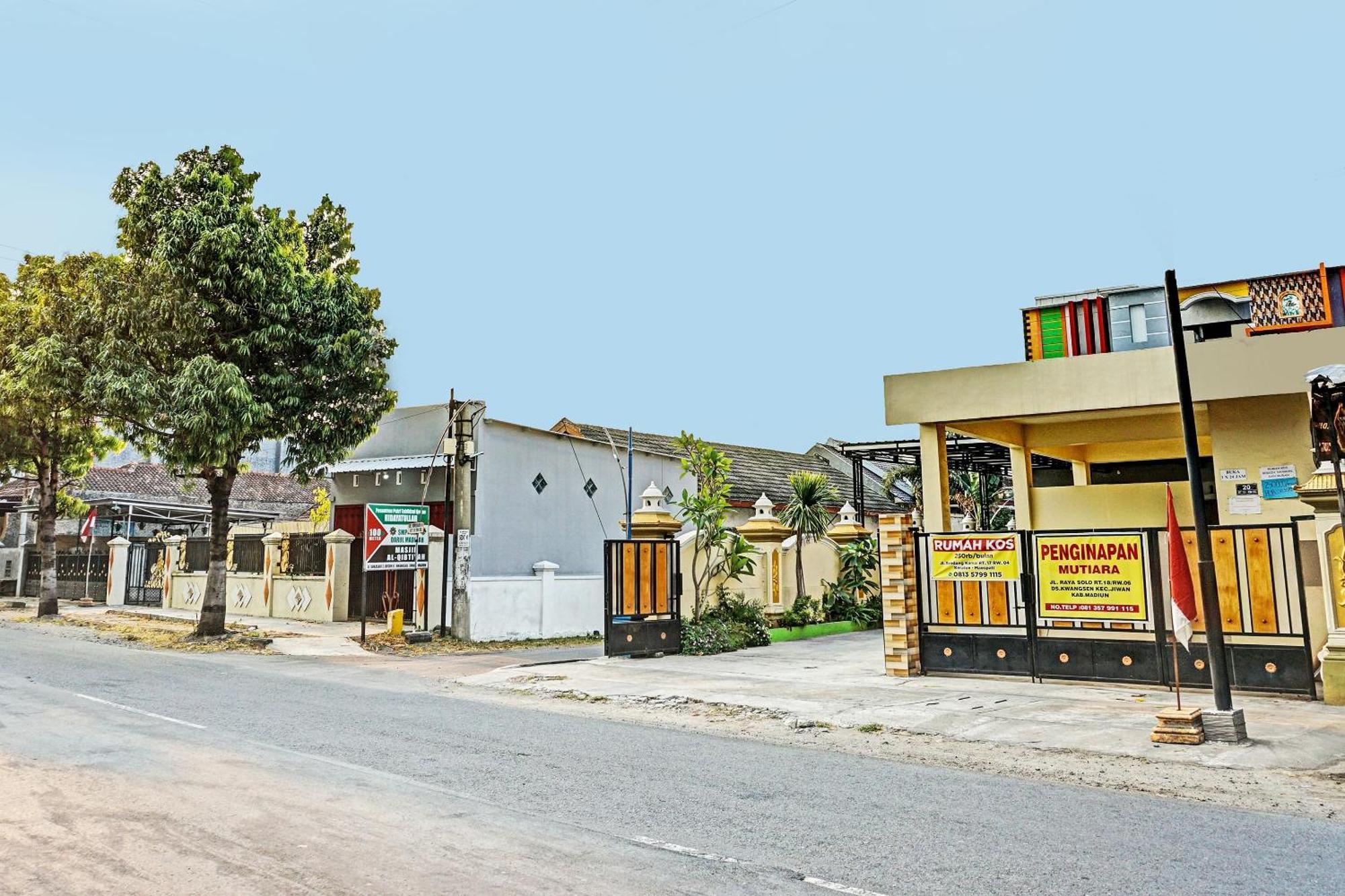 Oyo 91599 Penginapan Mutiara Madiun Extérieur photo