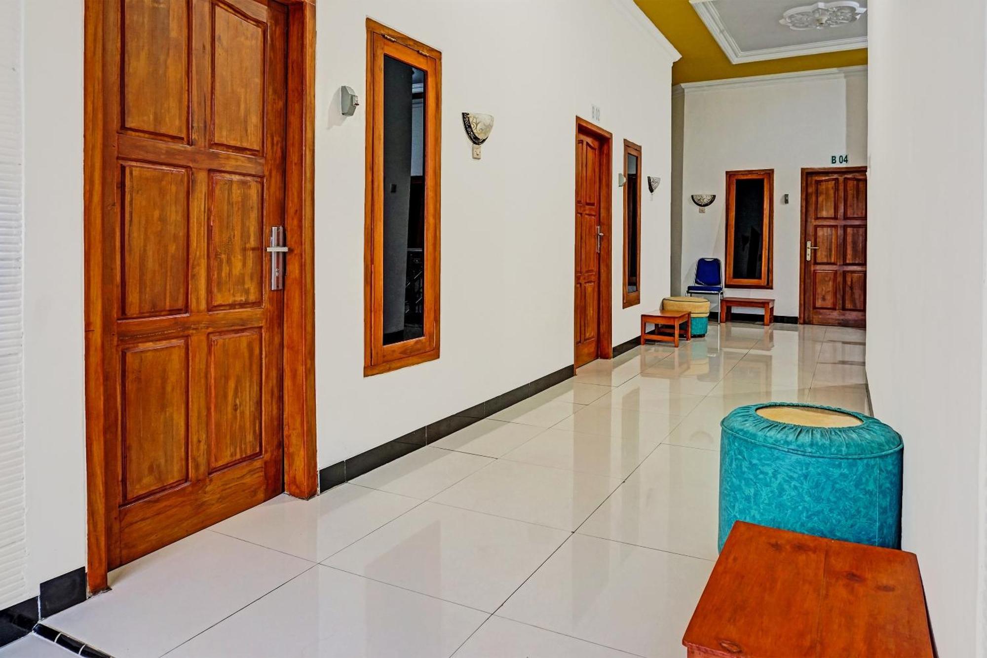 Oyo 91599 Penginapan Mutiara Madiun Extérieur photo