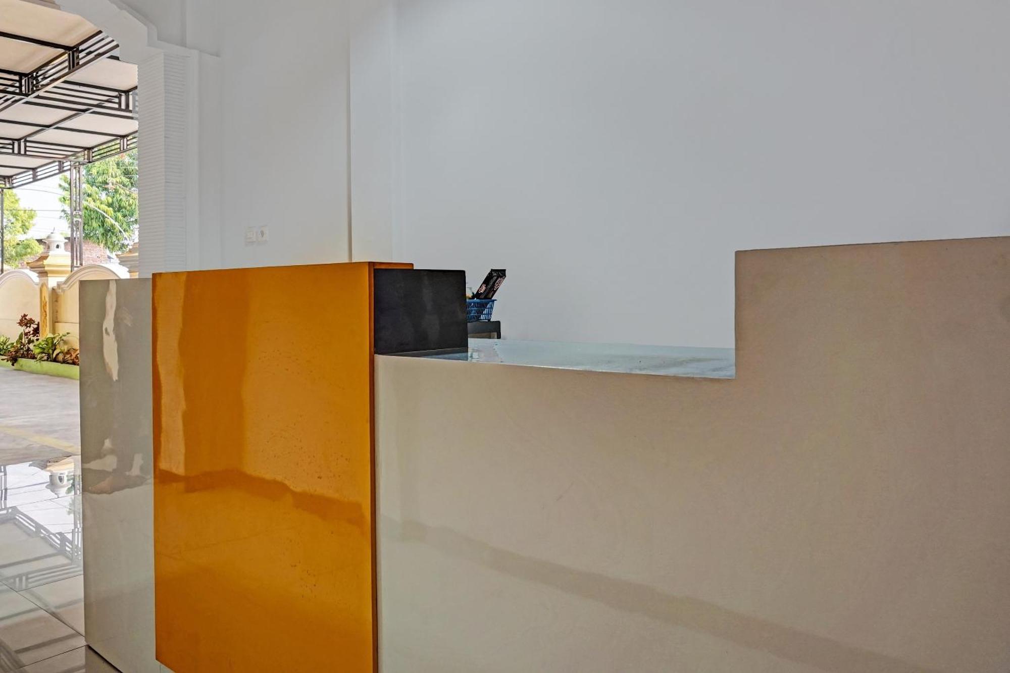 Oyo 91599 Penginapan Mutiara Madiun Extérieur photo