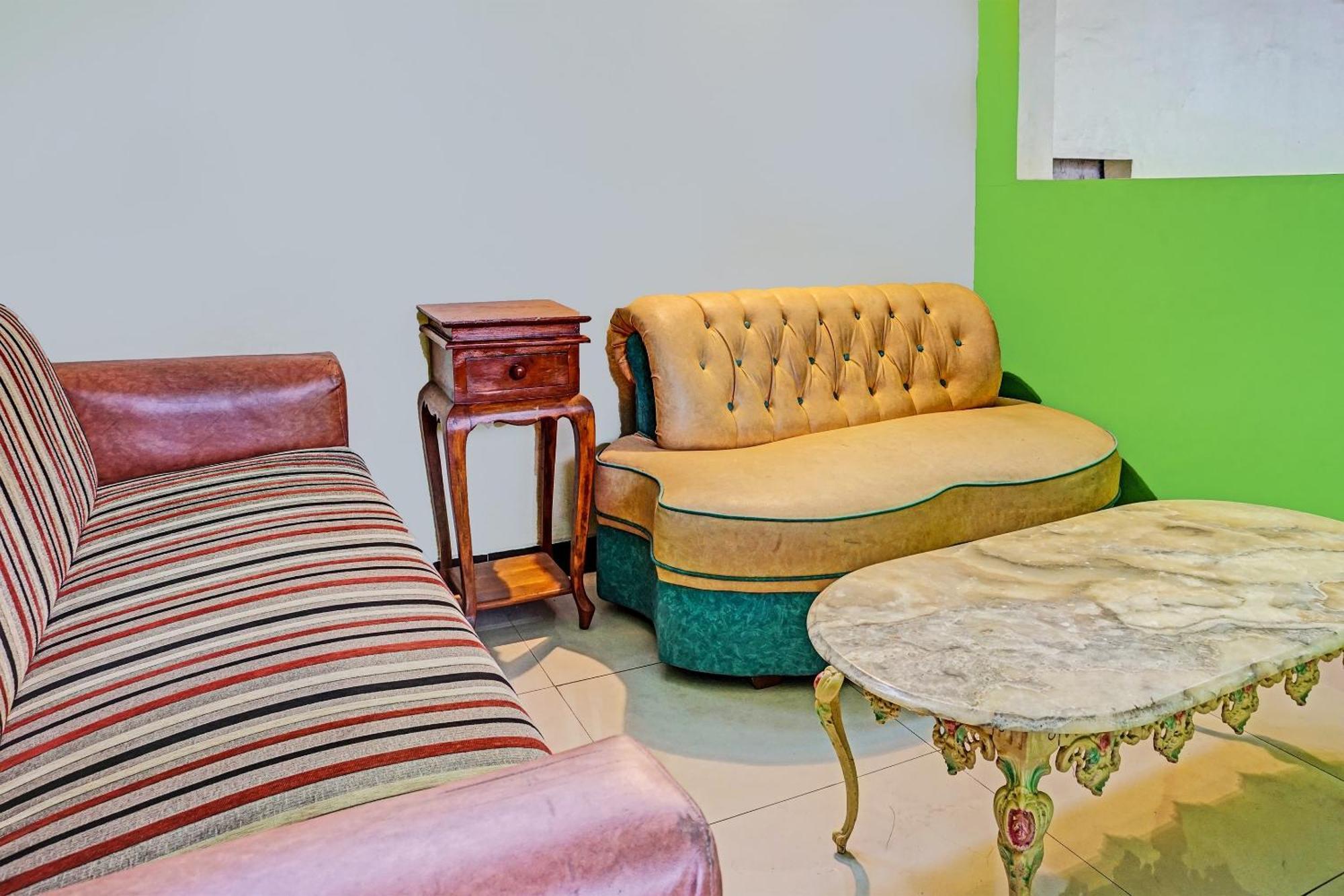 Oyo 91599 Penginapan Mutiara Madiun Extérieur photo