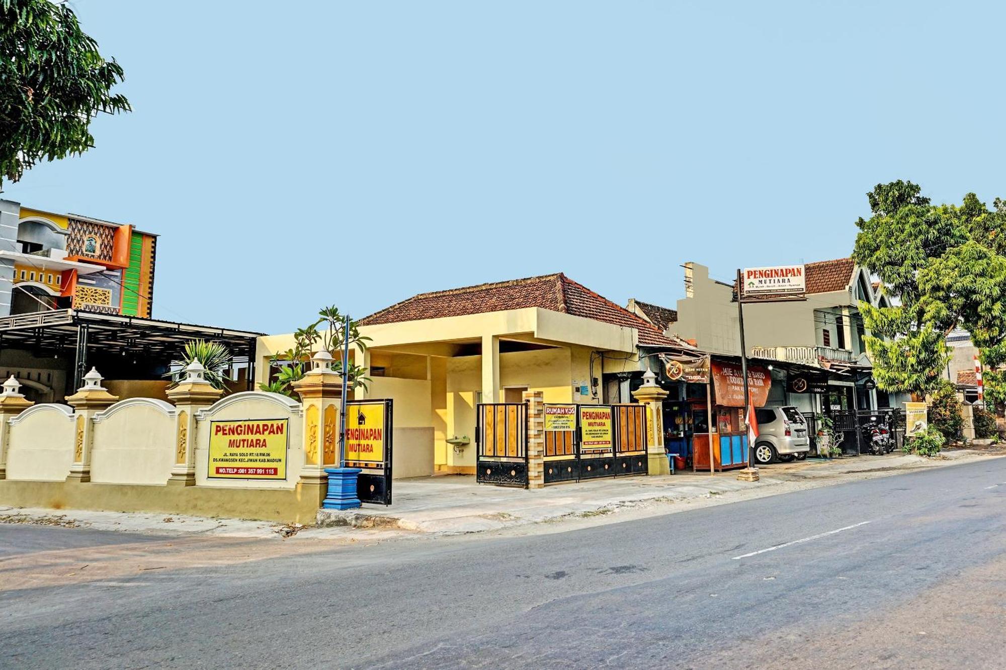 Oyo 91599 Penginapan Mutiara Madiun Extérieur photo