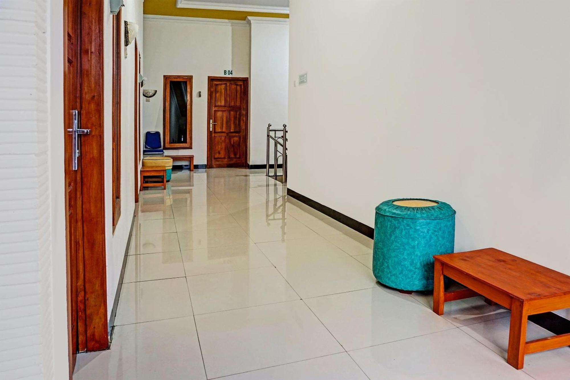 Oyo 91599 Penginapan Mutiara Madiun Extérieur photo